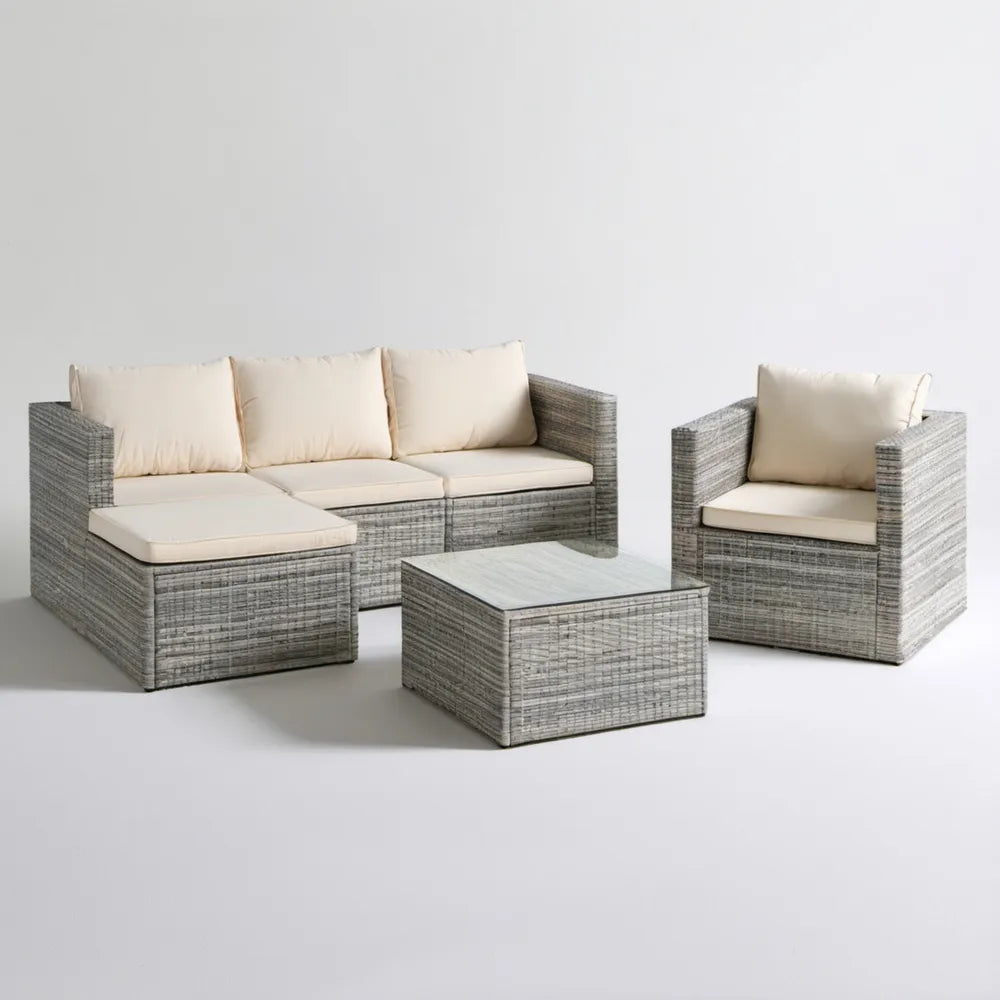 Szary komplet wypoczynkowy z technorattanu z kremowymi poduszkami, sofa narożna 220 × 140 cm, fotel i stolik