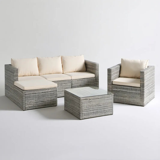 Szary komplet wypoczynkowy z technorattanu z kremowymi poduszkami, sofa narożna 220 × 140 cm, fotel i stolik